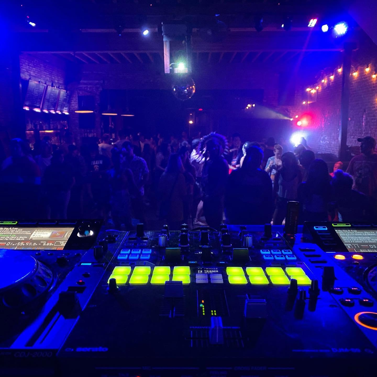 DJ Leanskee live on the decks, reading the crowd