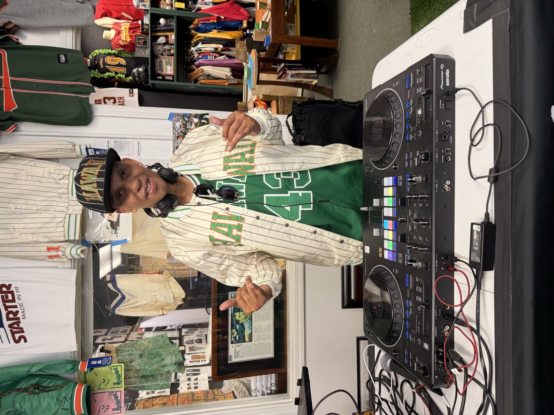 DJ Leanskee in a Hawai‘i jersey at a Skratchen Hawai‘i set